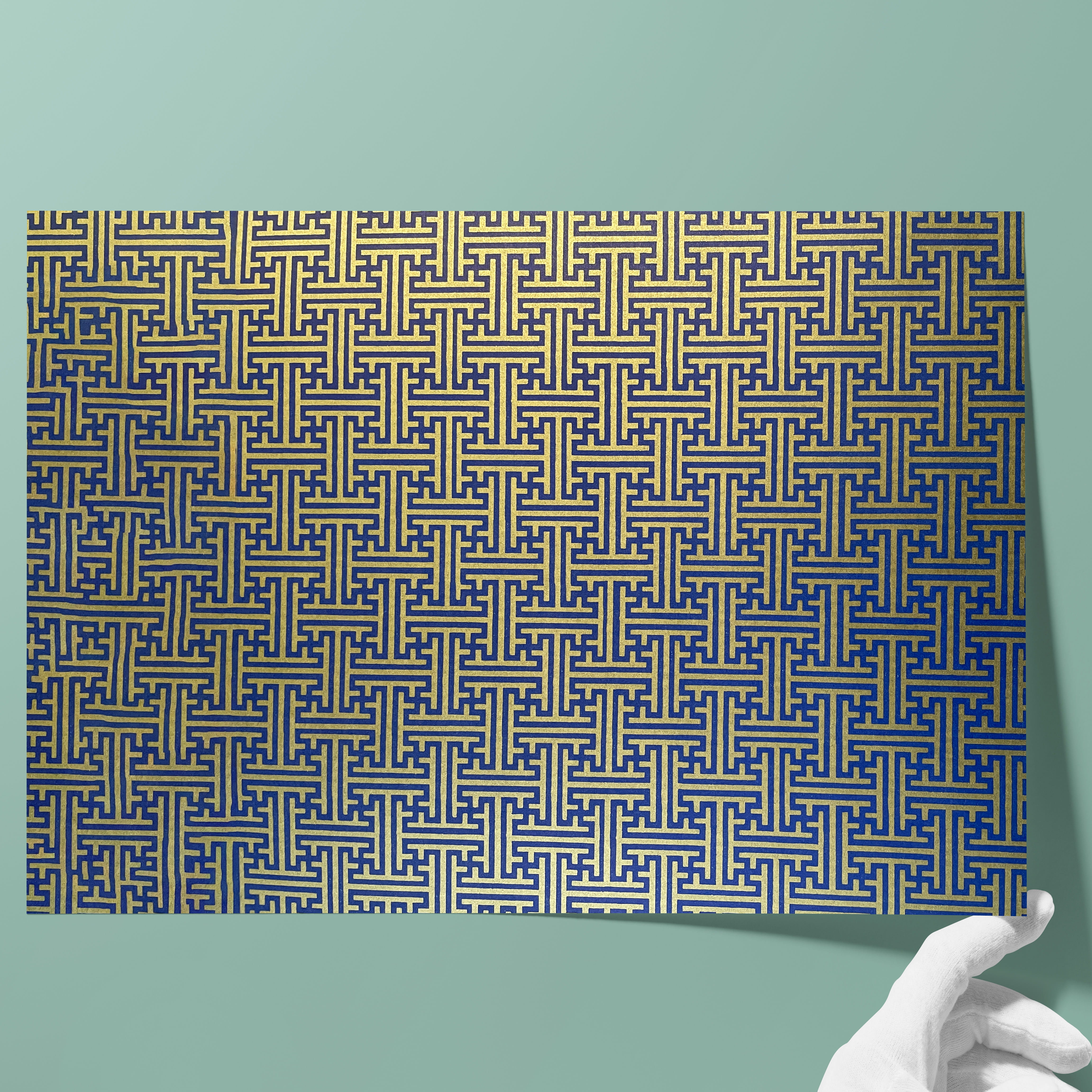 Papier décoré • Grammage: 85 g/m² - Couleur 067 - Dessin grec - papier imprimé utilisé comme papier de couverture pour livres, bôites, embal... - image-1