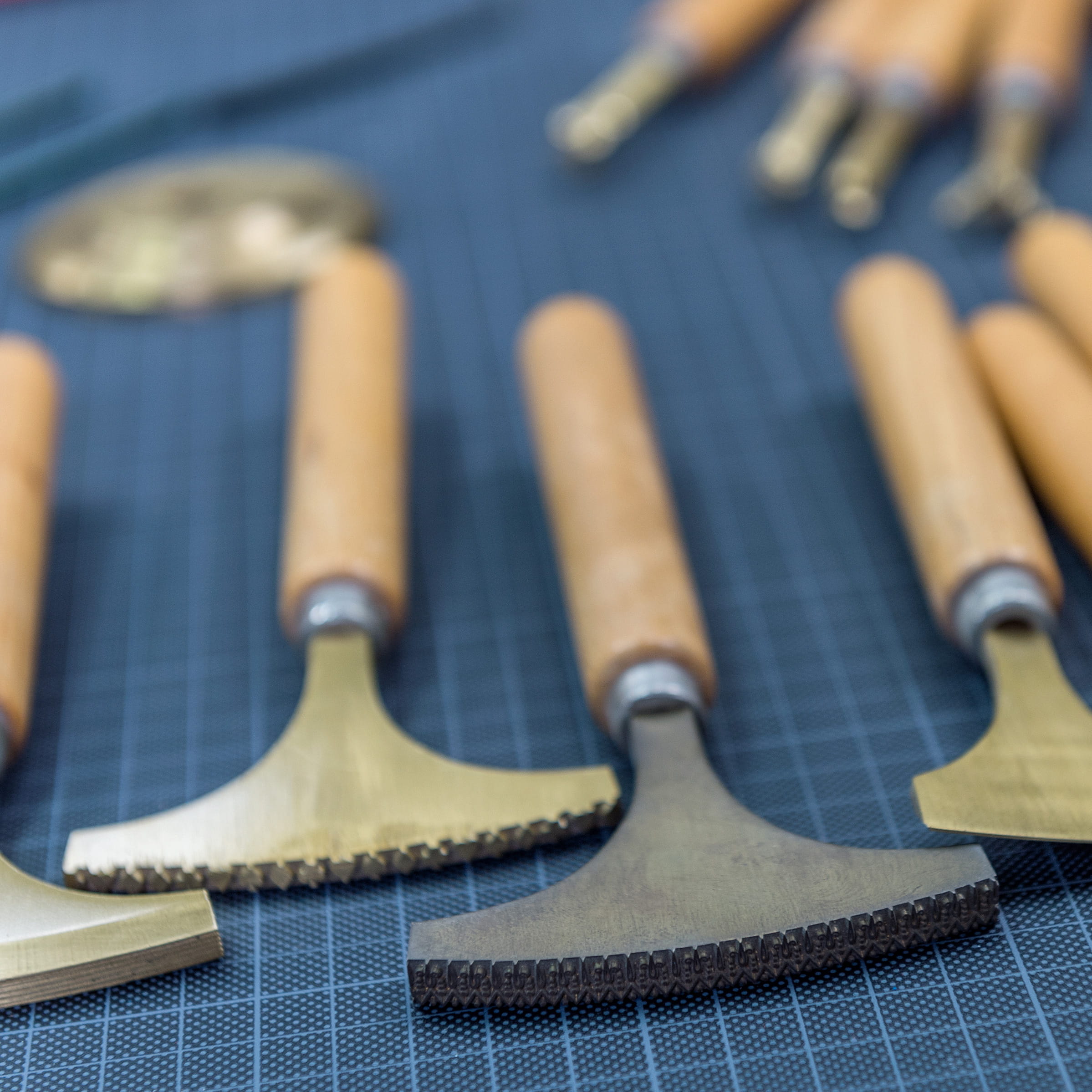 Handfilete aus Messing - mit Holzgriff - Länge: 7,5 cm - zur manuellen Vergoldung von Büchern etc. Das Werkzeug muss auf einer externen Quel... - Bild-1