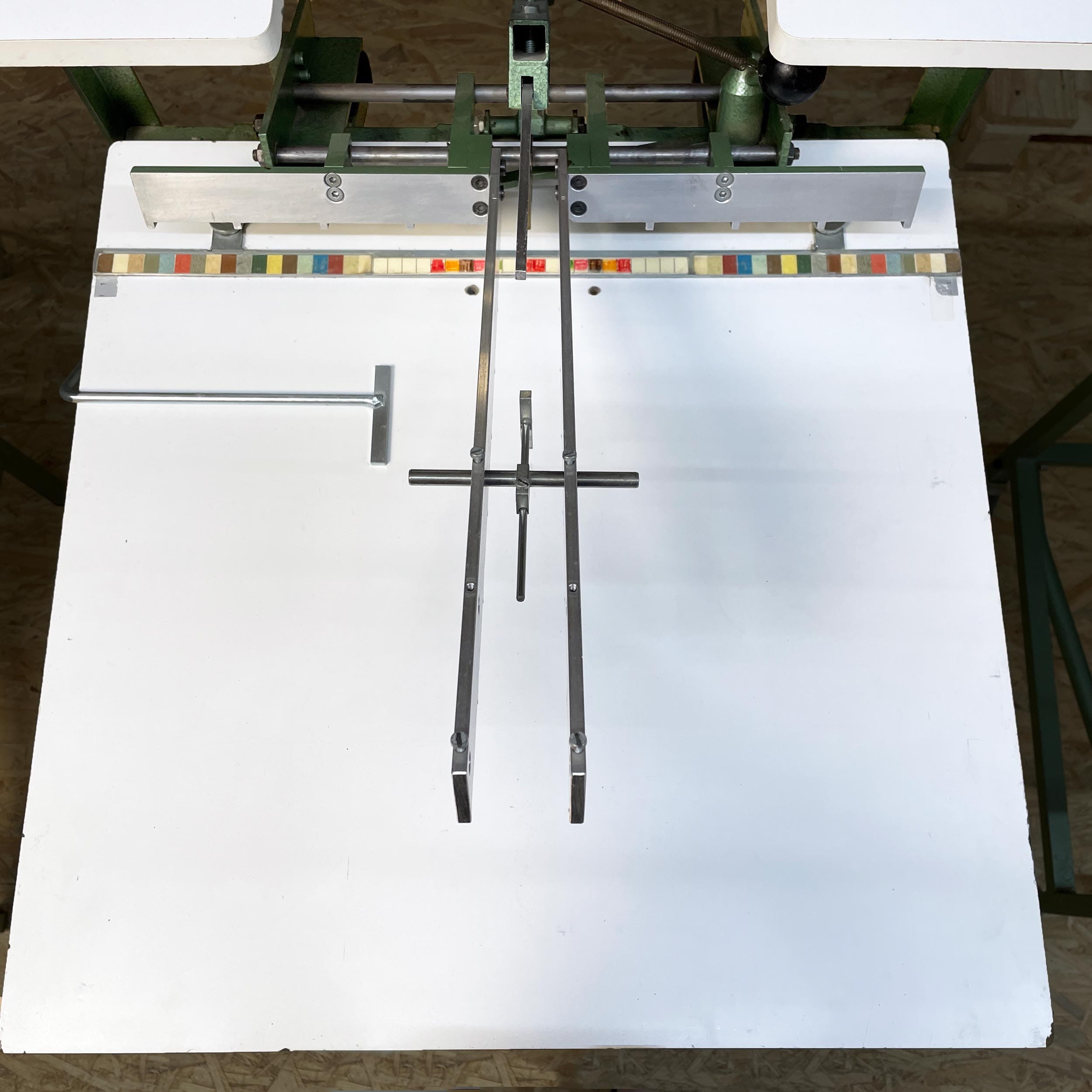 PräDeck | Casemaker - Second-hand machine - Type: HHS 13
S/N: 65
Year of construction: 10/1976

With the PräDeck the two boards and the ... - image-1