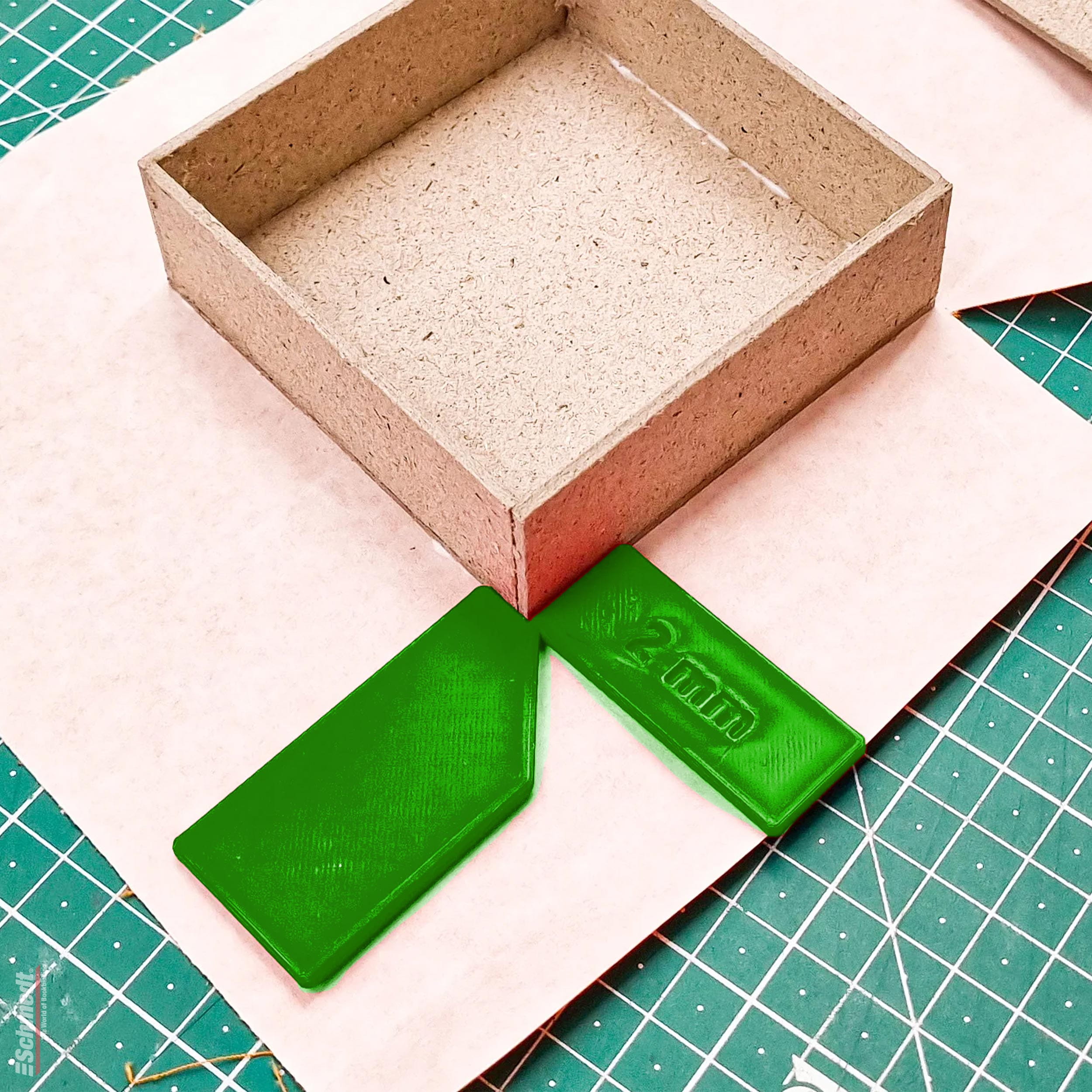 Werkzeug für Kanteneinschläge - für die Schachtelherstellung - Diese Schablone hilft Ihnen beim Zuschneiden des Bezugsmaterials für die Auße... - Bild-1