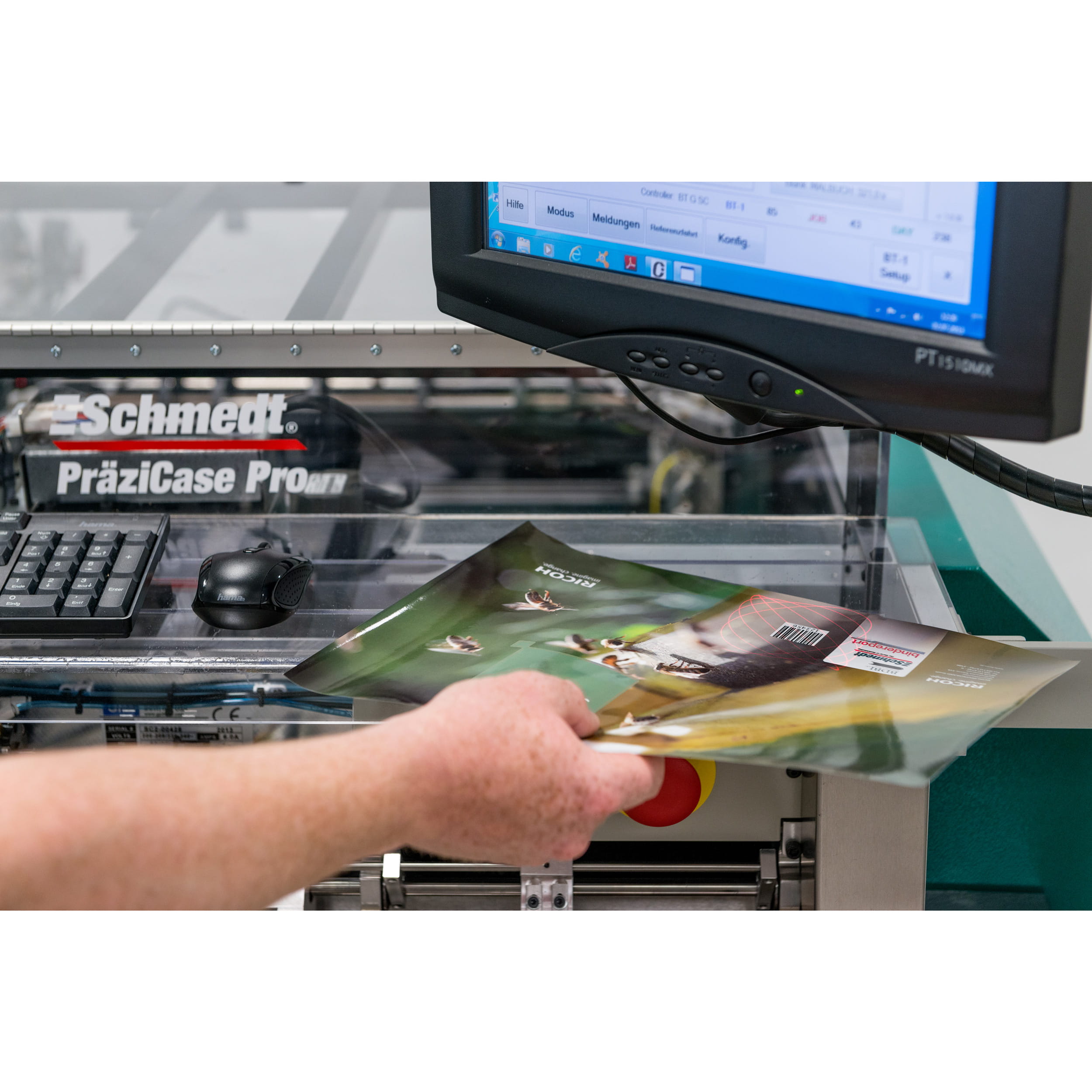 Cover-1 | Sytème à fabriquer des couvertures de livres - Système semi-automatique, contrôlé par code-barres - Composé par:
A. PräziCase Pro... - image-1