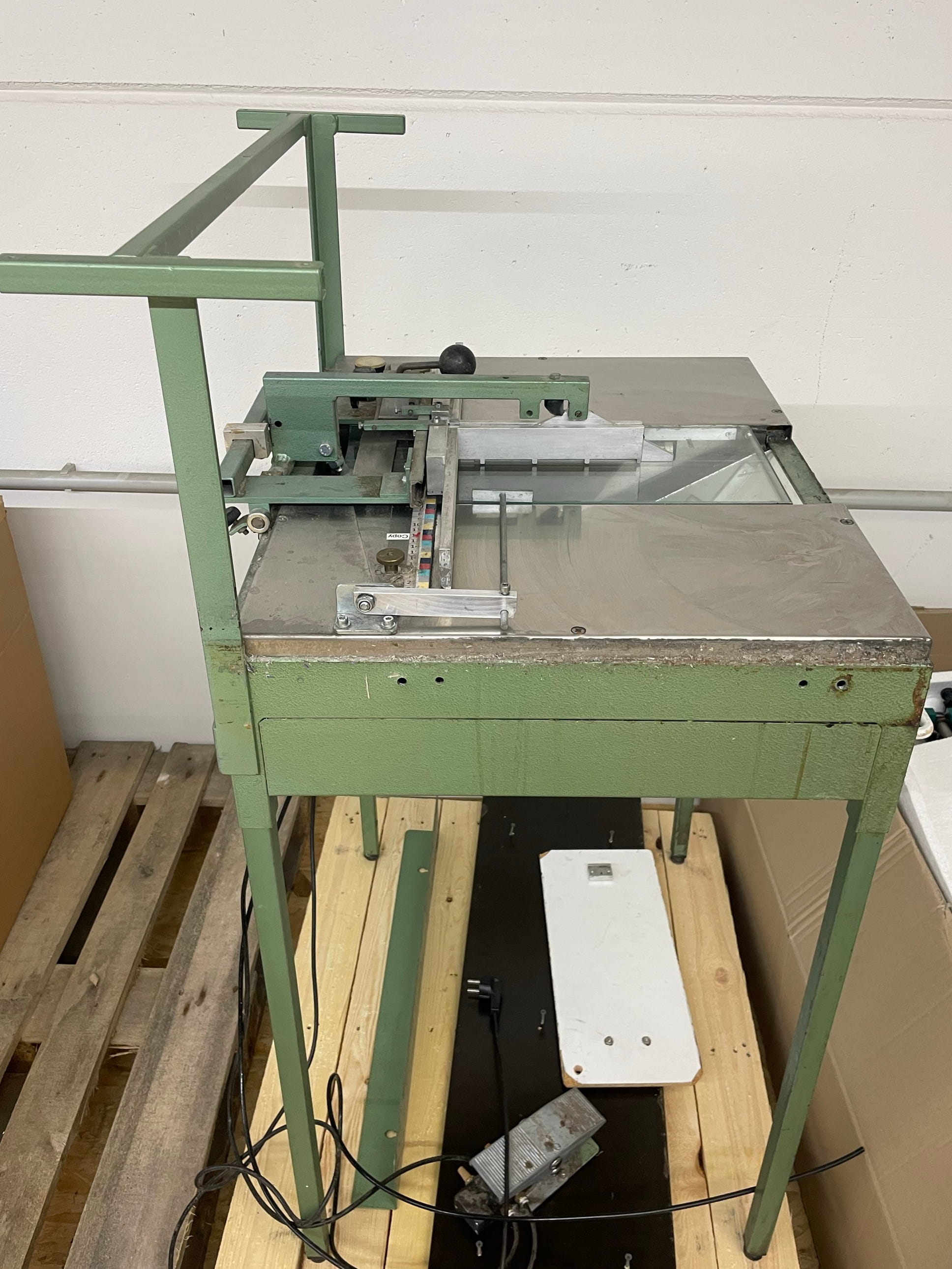 PräDeck | Casemaker - Refurbished machine - Pneumatic casemaker with built-in illuminated mirror case
Requires air pressure of 5 bar
Type:... - image-1