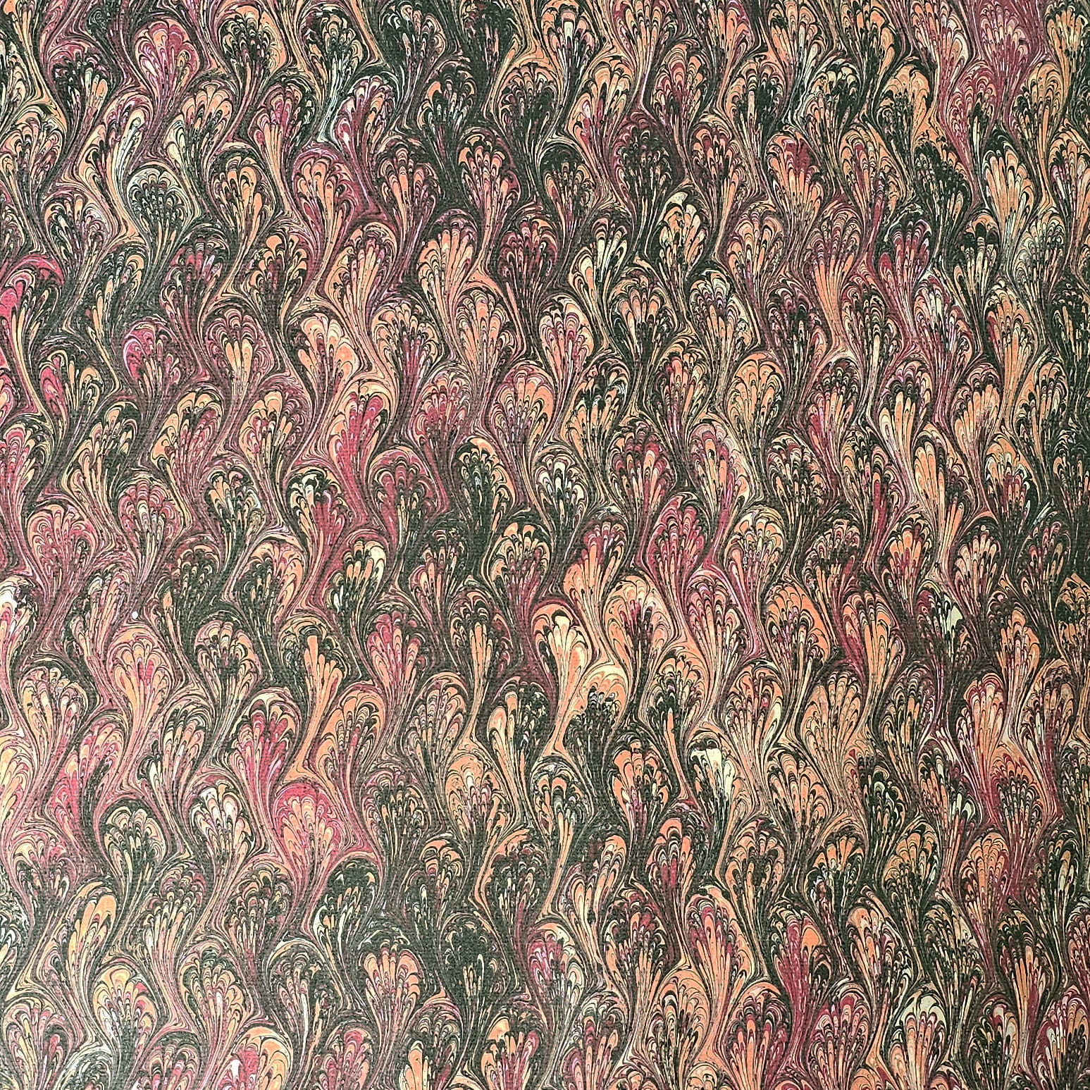 Papier marbré français type "Peigne" - Couleur 201 - rouge - pour couvertures de livres, boîtes et pour le bricolage...