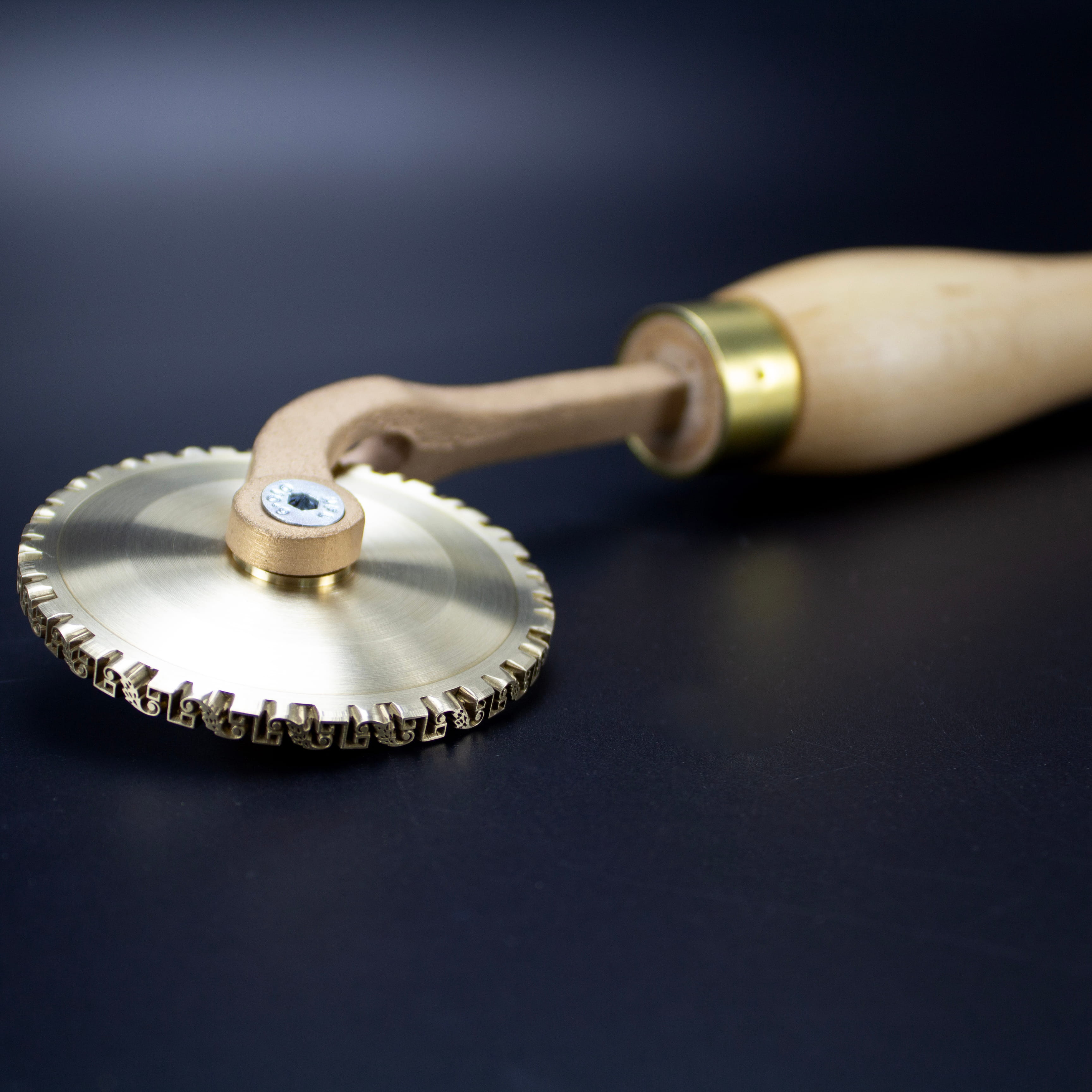 Vergolderolle aus Messing - mit Holzgriff - zur manuellen Vergoldung von Büchern etc. Das Werkzeug muss auf einer externen Quelle (z. B. Hei... - Bild-1