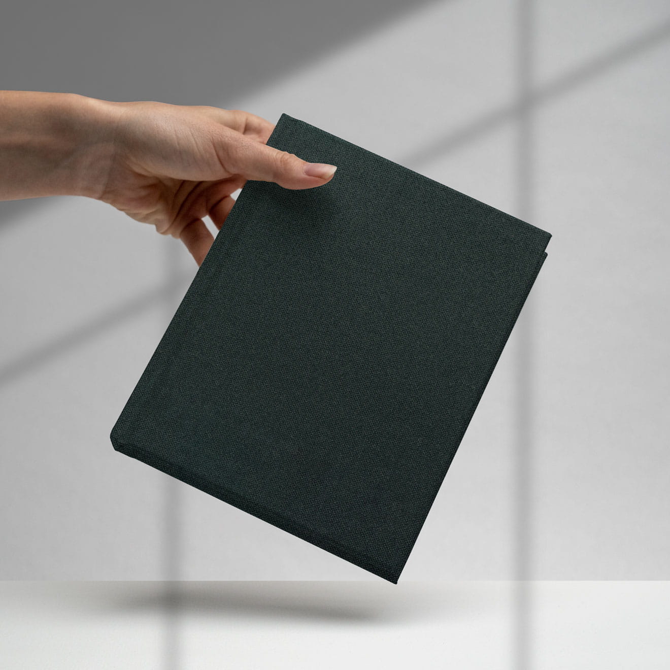 Englisch Buckram • hochwertiges Buchleinen - Farbe 592 - schwarzgrün - Anwendungen: für Bucheinbände, Bibliotheksbände, Speisekarten, Notizb... - Bild-3