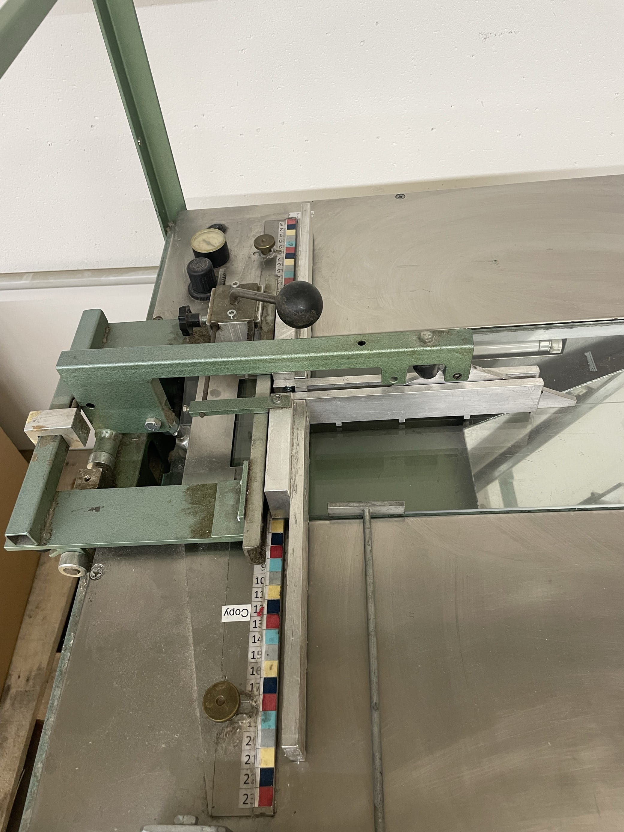 PräDeck | Casemaker - Refurbished machine - Pneumatic casemaker with built-in illuminated mirror case
Requires air pressure of 5 bar
Type:... - image-1