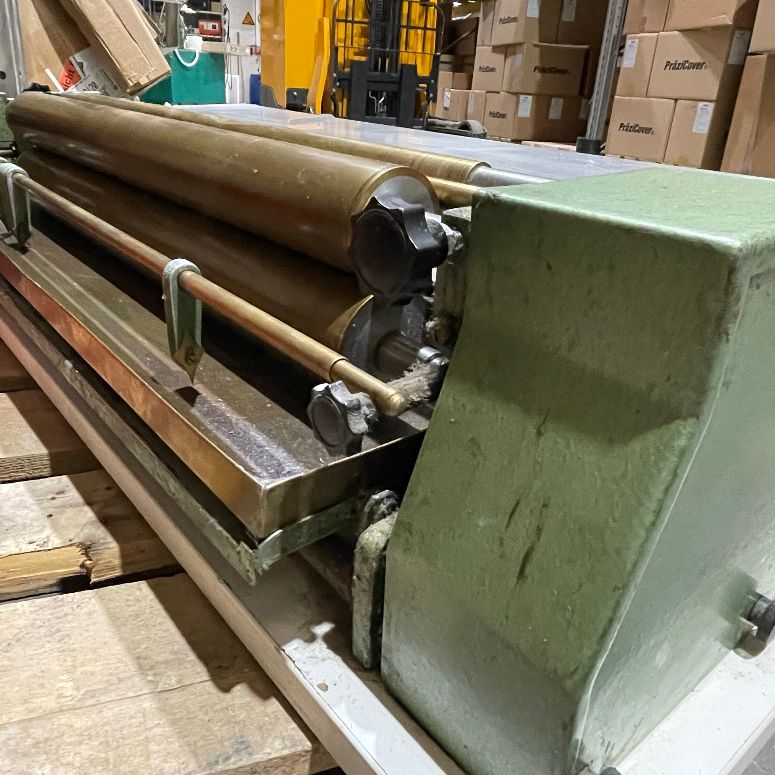 Single-roller gluing machine Type Sumbel - Second-hand machine - Roller width: 650 mm
S/N: 34819

This device no longer complies with cur... - image-1