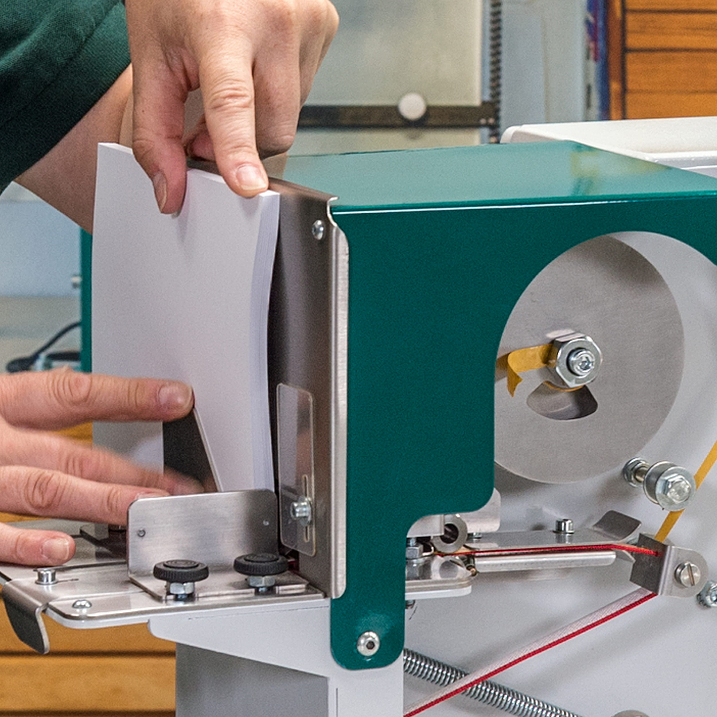 PräziBand • Kapitalbandmaschine - zum einfachen Anbringen von Kapitalband an den Buchblock - Anwendungen: Hardcover-Bücher, Notizbücher, Ter... - Bild-4